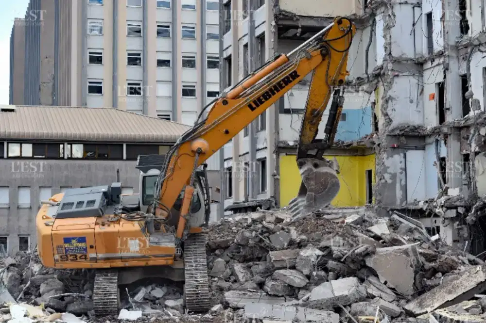 Jasa tukang bongkar rumah tua dan jasa buang puing sampah proyek