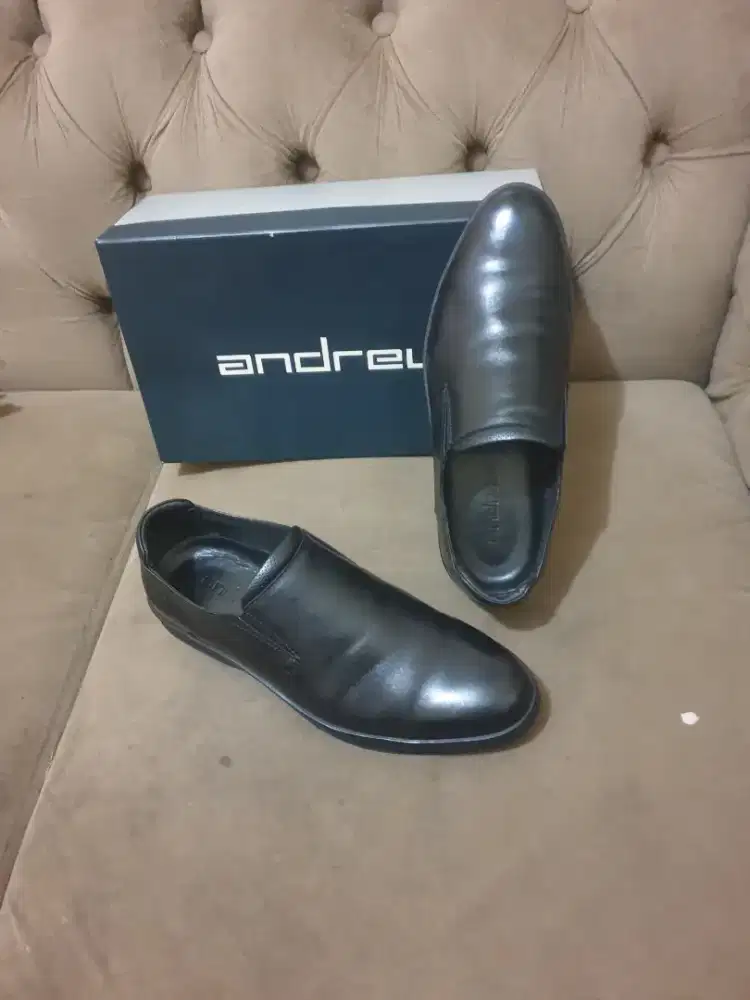 Like new .authentic sepatu andrew size 43