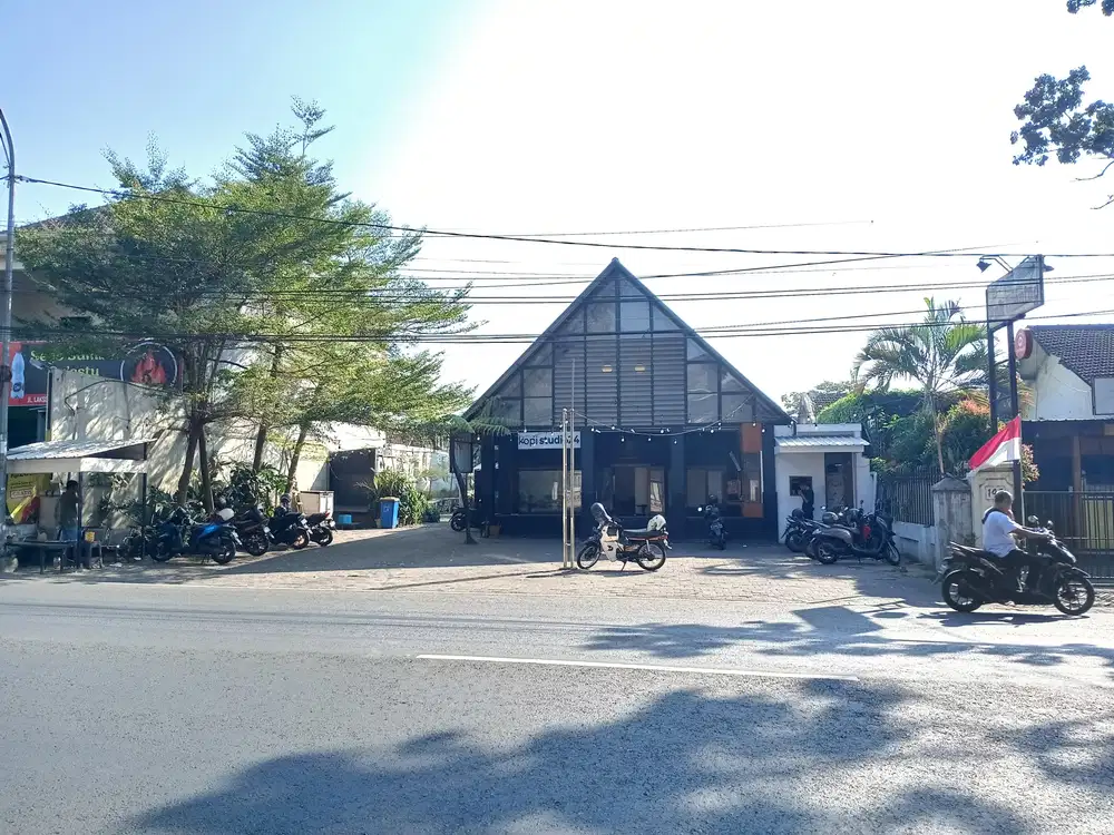 Tempat Usaha di Poros Jalan Raya. Parkiran Luas, NEGO SAMPAI DEAL!!