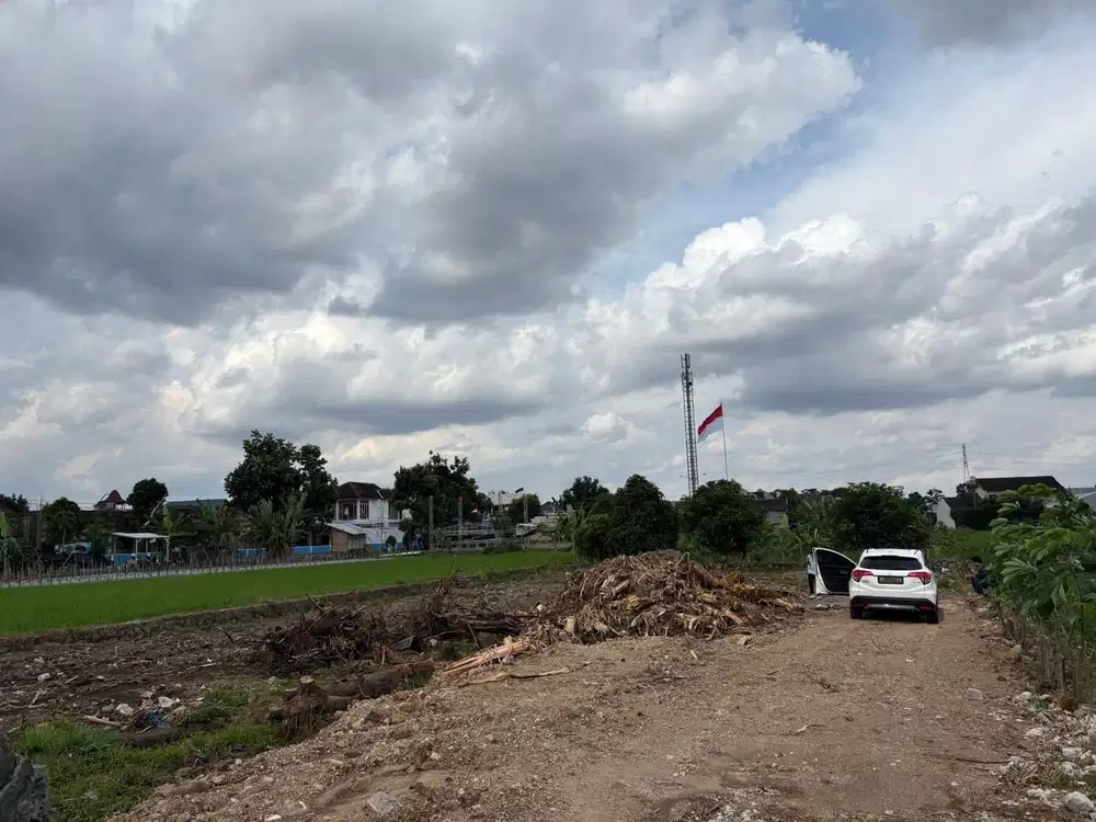 dekat UTY JCM; Lingkungan Terbentuk Eksklusif; SHM