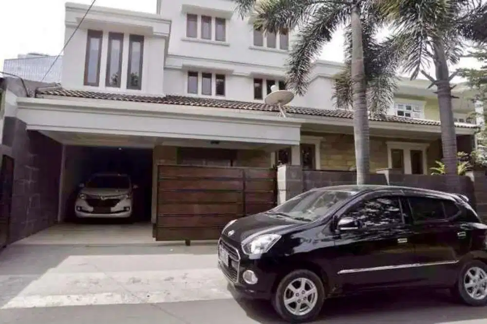 Rumah bagus strategis dibelakang mall citos jaksel