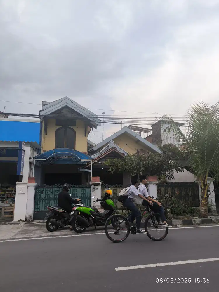 Rumah hitung tanah pinggir jalan utama timur KPU