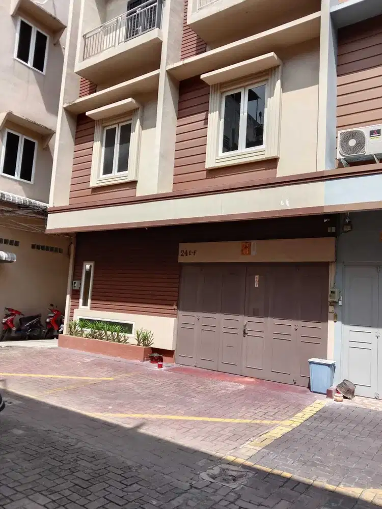 Dijual Rumah Krakatau 8 x 13,5 Komplek Setia Jadi Townhouse Furnish