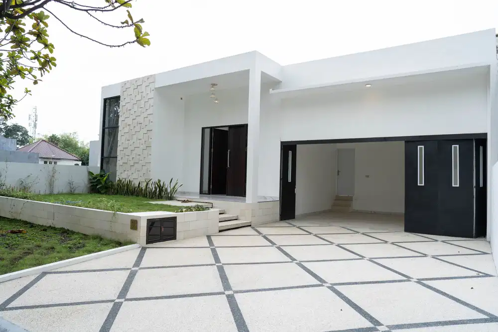 Rumah Mewah depan Kolam Renang Riverside