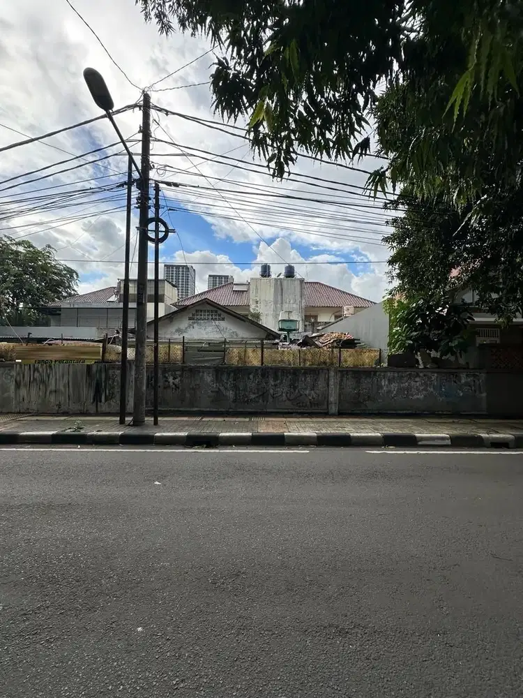 Rumah Lama di Pondok Labu, Strategis, Bisa dibangun Ruko