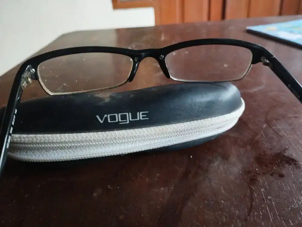 Kacamata laki2 Vogue