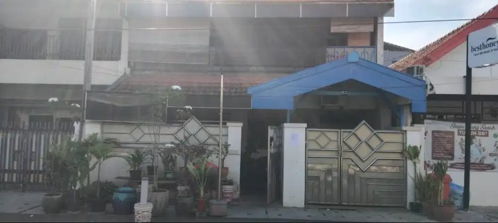 DIJUAL CEPAT RUMAH 2 LT + KOS PUTRI, LOKASI STRATEGIS DI SURABAYA KOTA