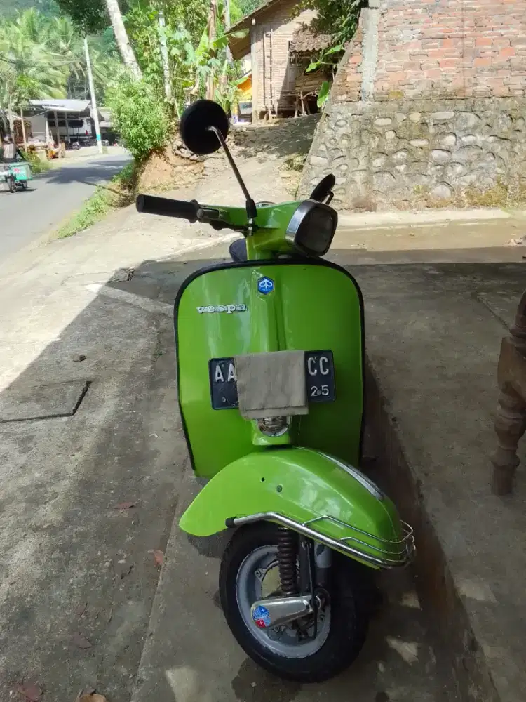 Vespa super 76 warna hijau