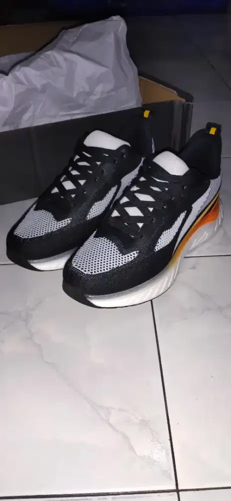 Sepatu olahraga ukuran 43 baru