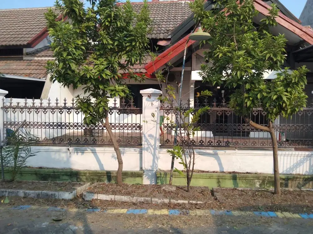 DIKONTRAKAN RUMAH 8 KT (2 LT) GKB GRESIK. COCOK UNTUK MESS PERUSAHAAN