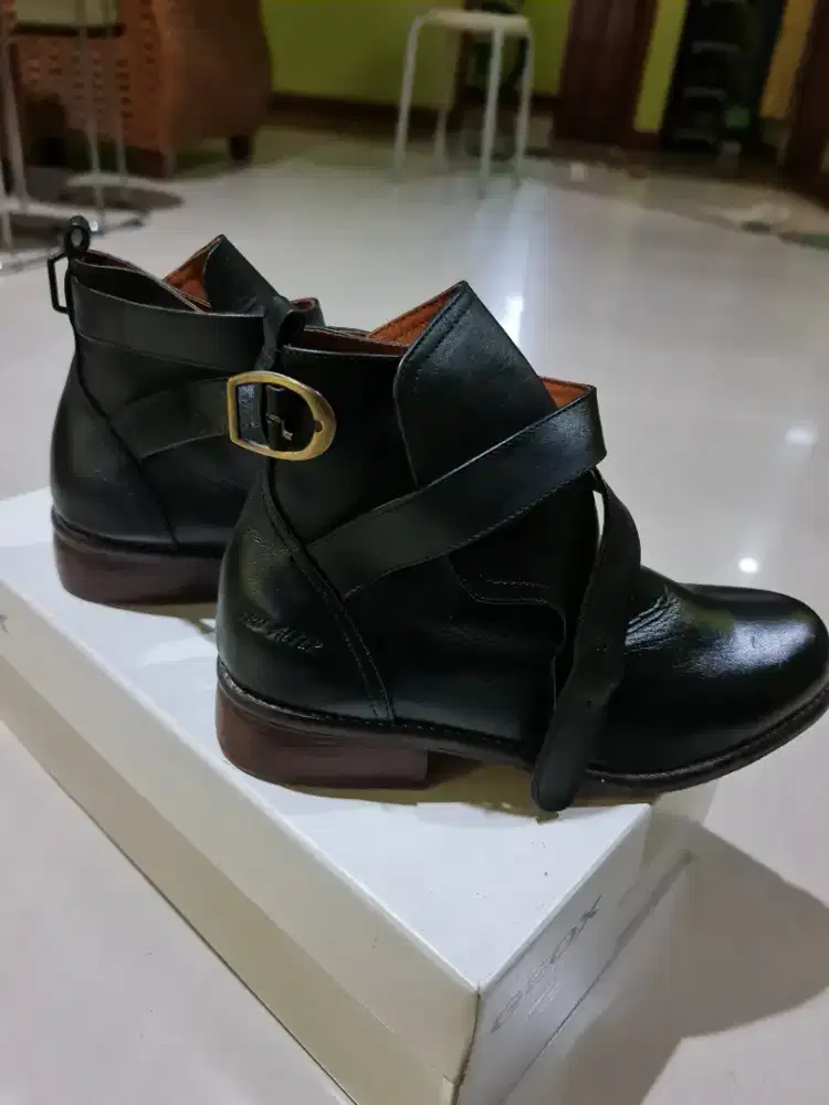 Sepatu boots wanita