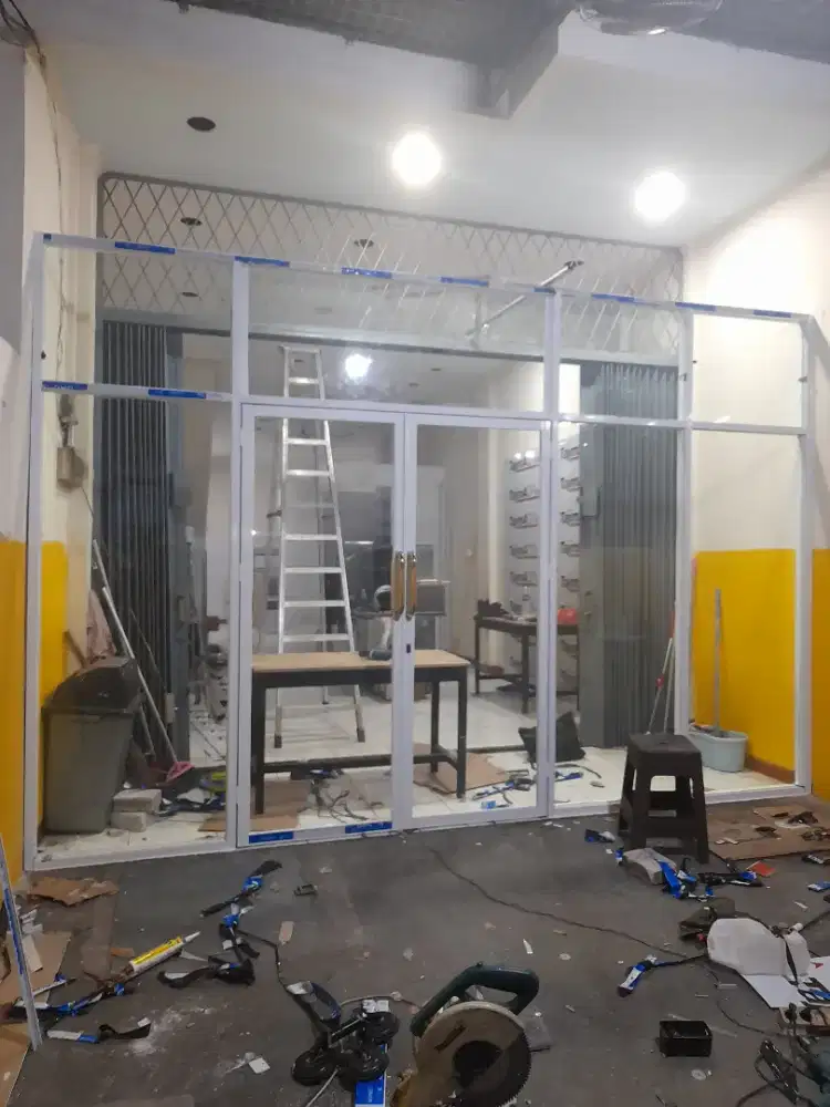 PARTISI SEKAT RUKO ALUMUNIUM 2DAUN PINTU DAN 3 KACA MATI