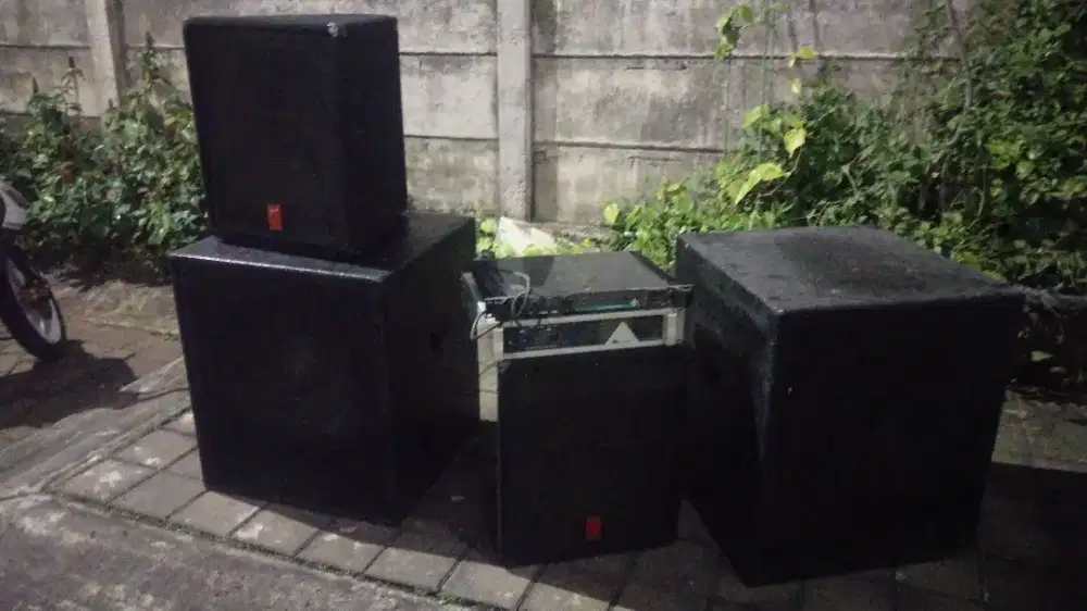 Dijual 1 sett sound speaker merek fender 112,submower, power amp