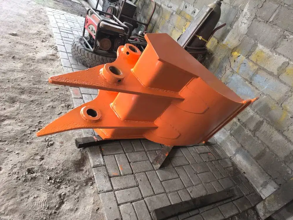 BUCKET CIPPING EXCAVATOR