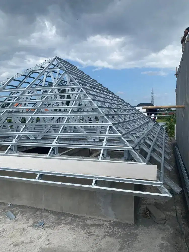 Kontruksi atap baja ringan dan plafon PVC terpasang