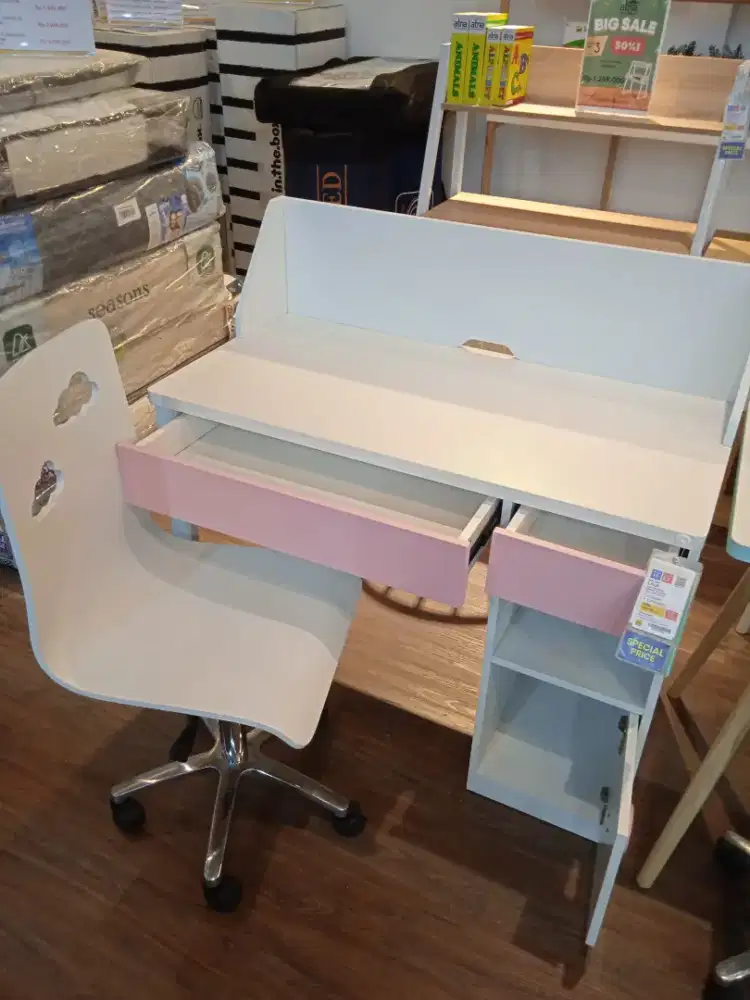 Satu set meja belajar anak