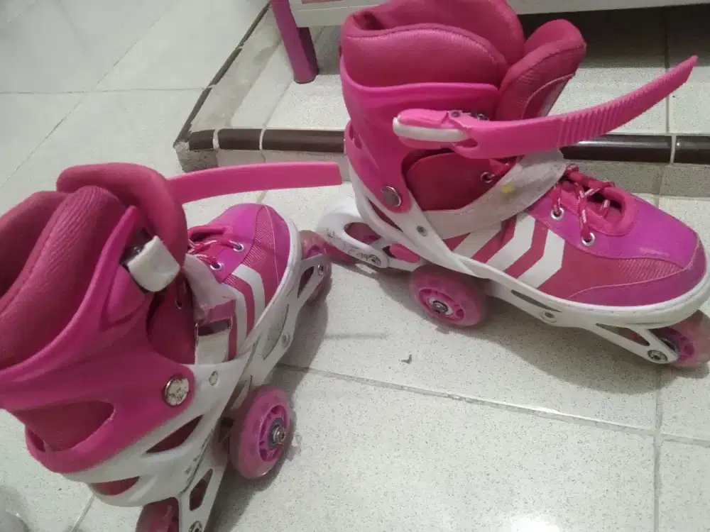 Dijual sepatu roda anak perempuan 150 k bisa nego