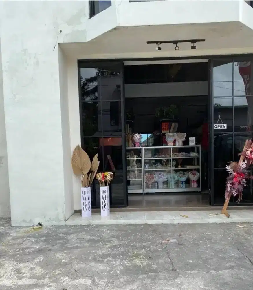 Pekerja Serabutan Penjaga Kedai Toko Online Offline Penjaga Ruko