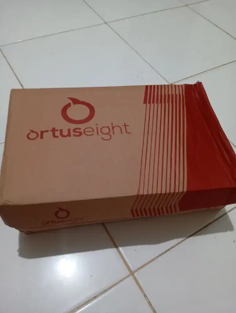 Sepatu futsal warna putih