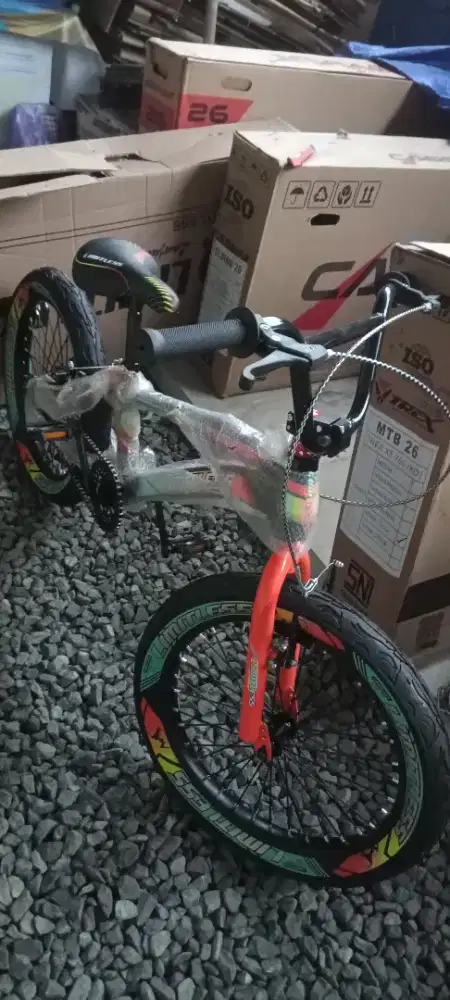 SEPEDA BMX MERK LIMITLESS 20IN BAN BESAR