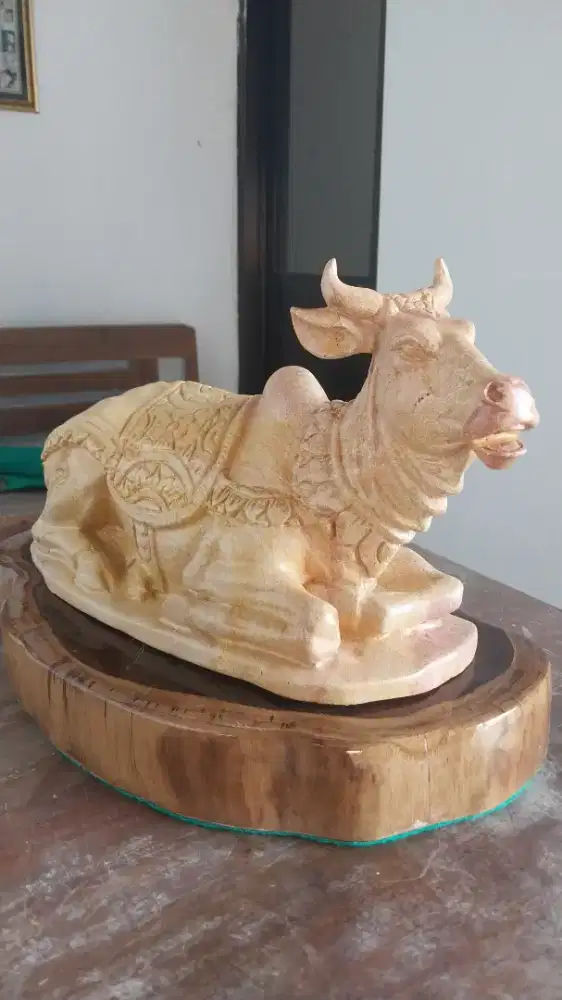 Patung lembu dari batu alam