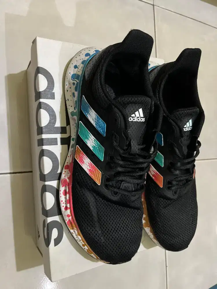 Sepatu Running Adidas