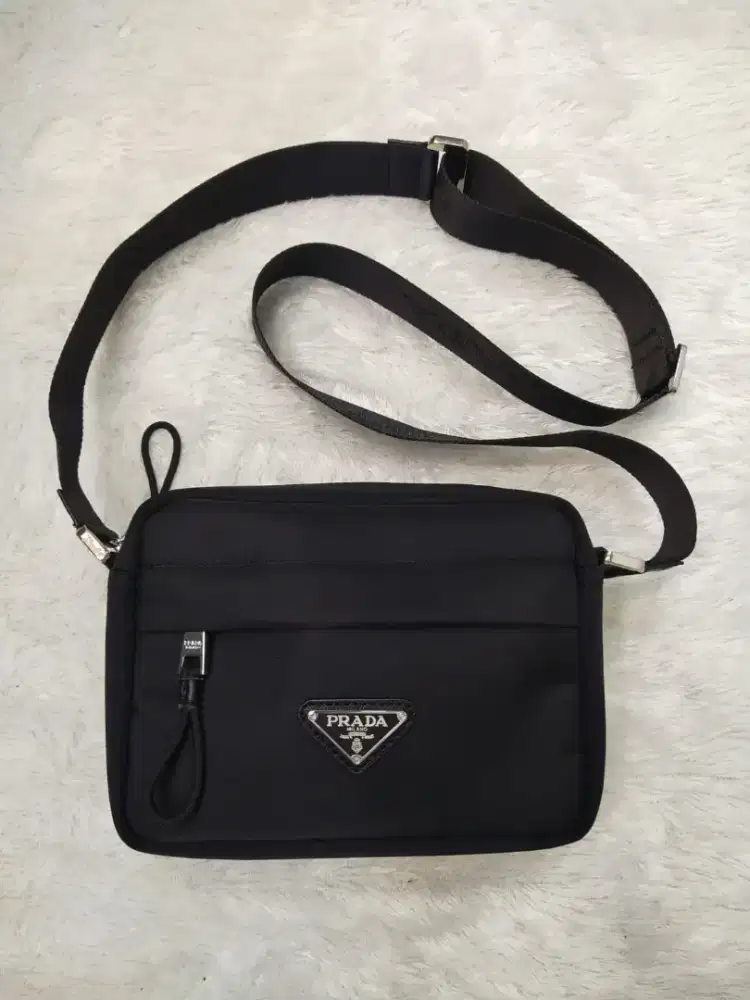 Luxury PRADA slingbag sangat keren dan fashionable banget