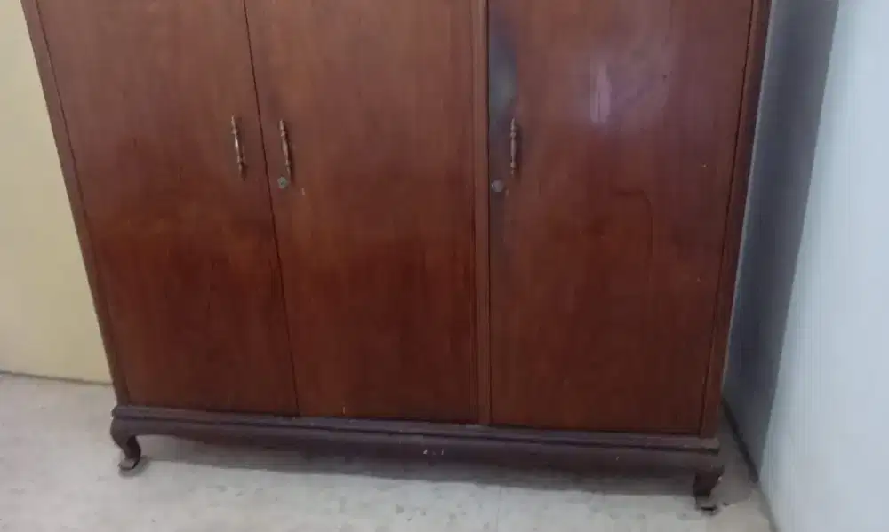 Lemari pakaian asli kayu