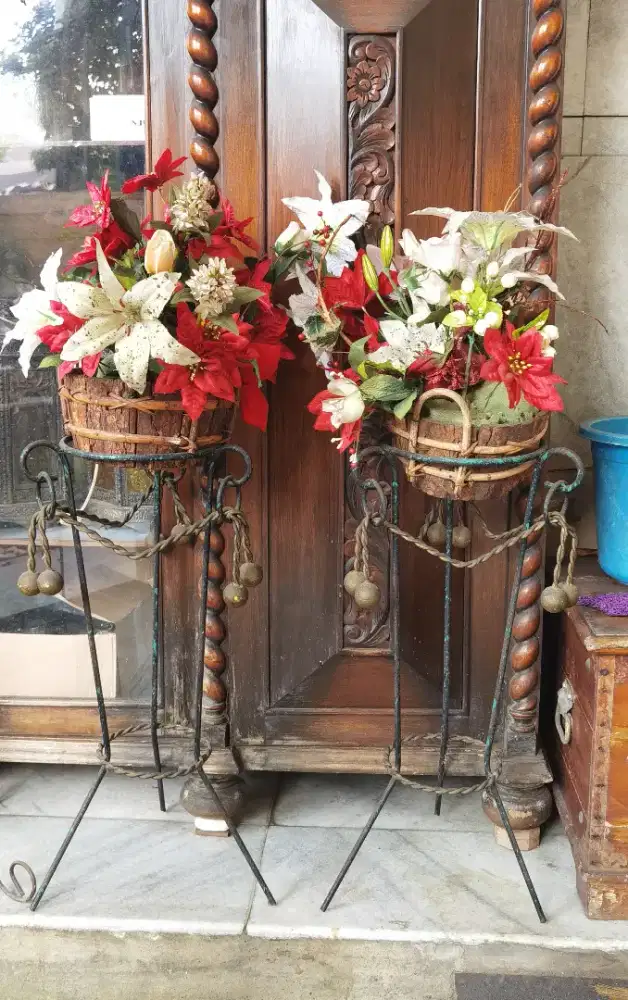 Hiasan Sepasang Kembang Artificial berikut Dudukan Tempa Besi Bagus