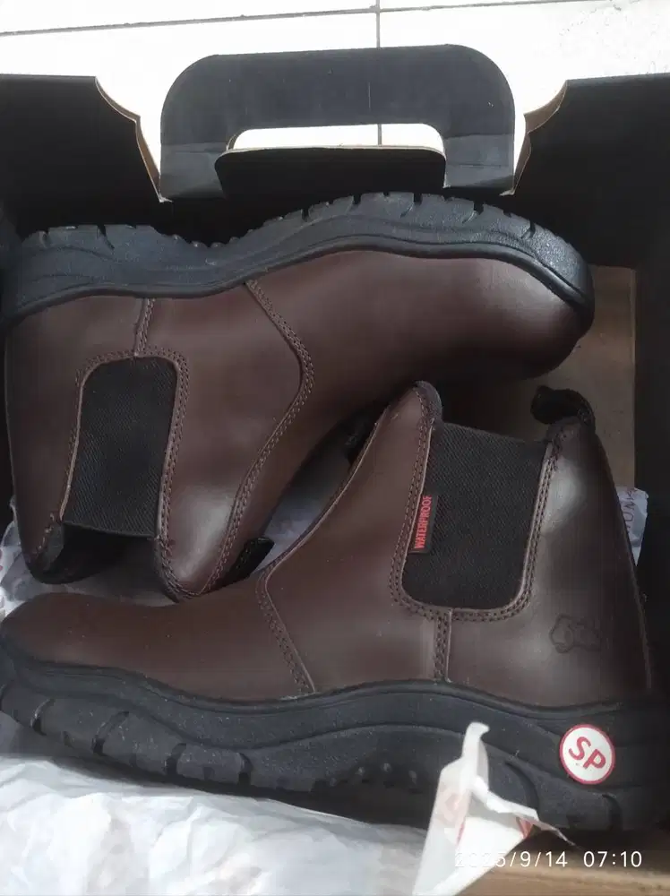 Sepatu safety blackrhino