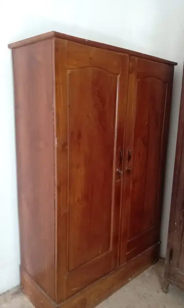 Lemari pakaian kayu