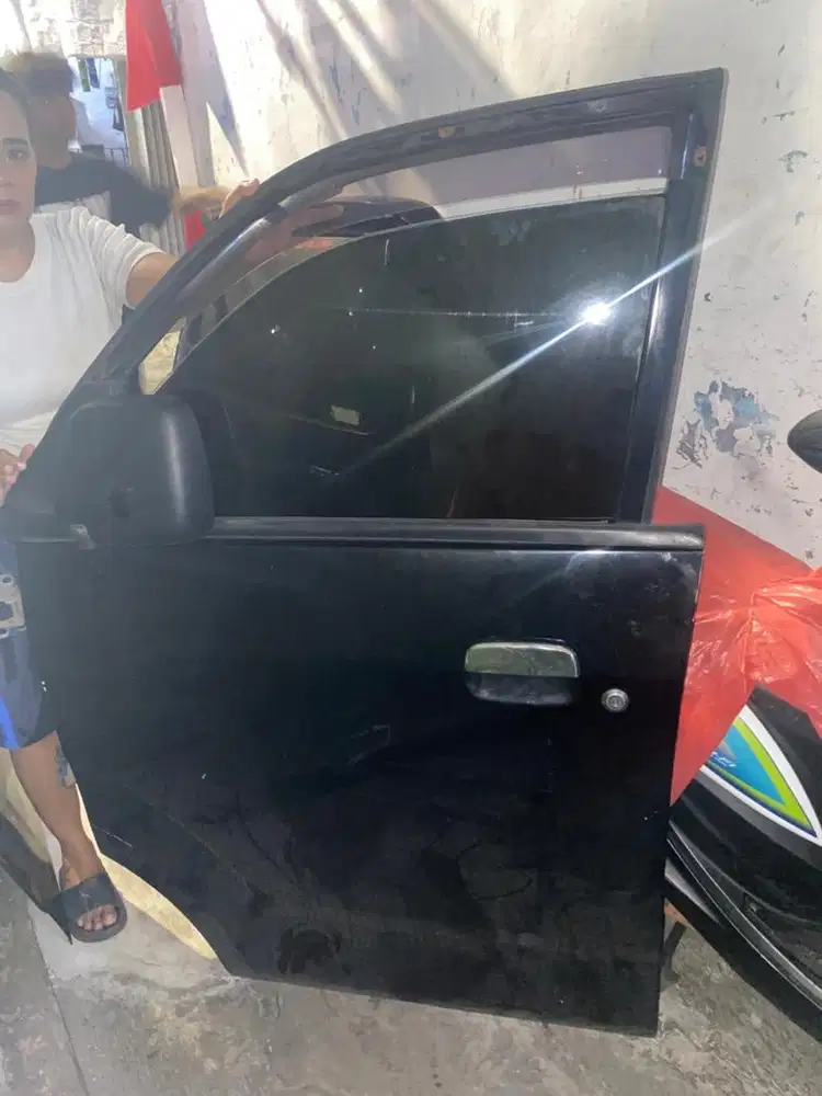 pintu APV depan kanan/kiri ada kaca dan engsel