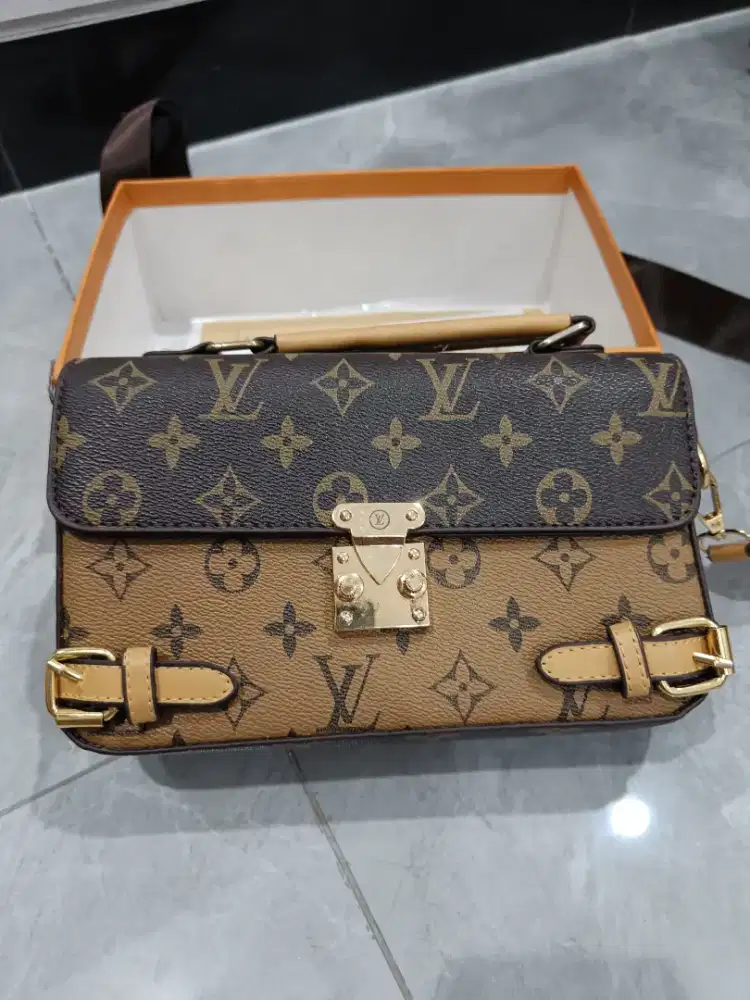 Tas selempang Louis Vuitton