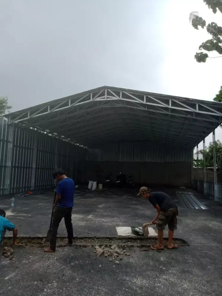 Tukang pasang baja ringan