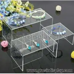 display perhiasan dan aksesoris