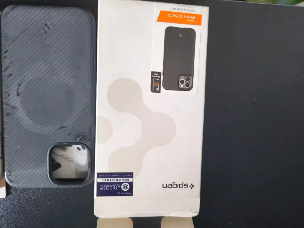 Original case dan pelindung kamera spigen untuk iPhone 12