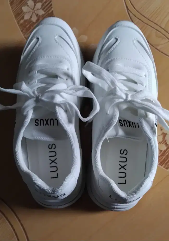 Sepatu sneakers sport LUXUS