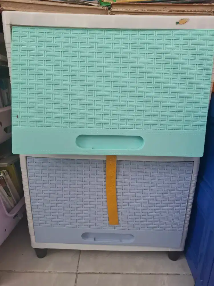 Lemari 2 pintu atas dan bawah