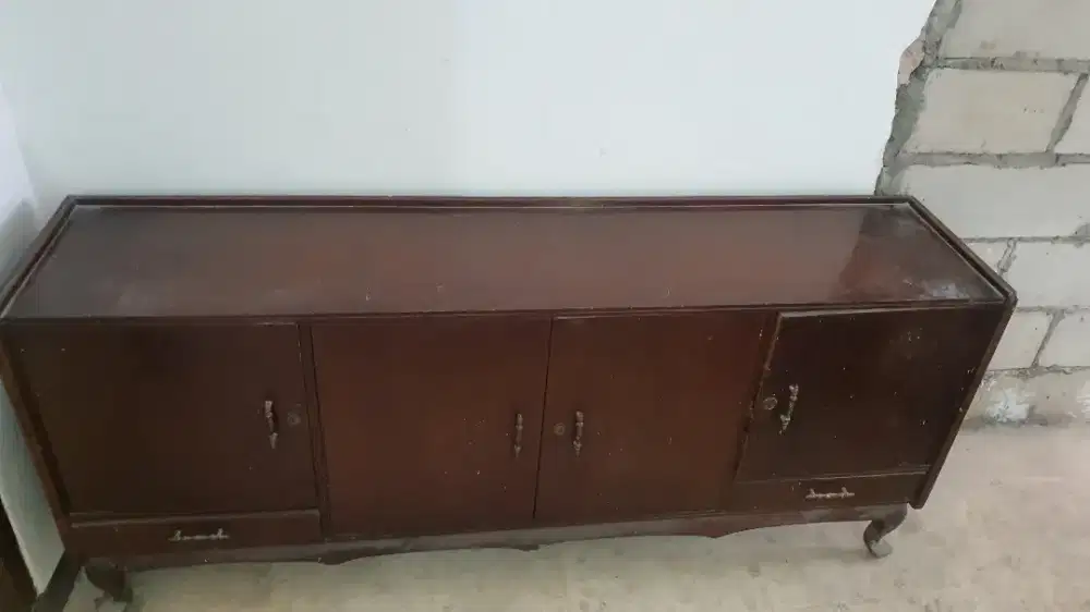 Lemari ruang tamu kayu