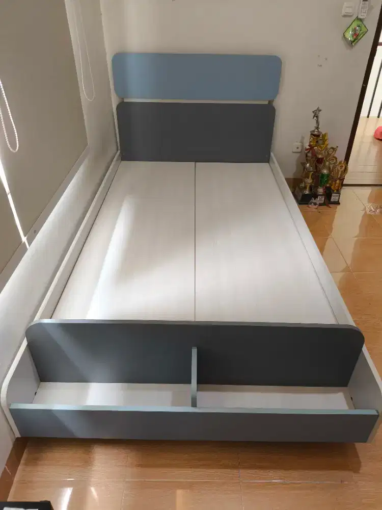 TEMPAT TIDUR ANAK INFORMA BIRU ABU ABU PRELOVED