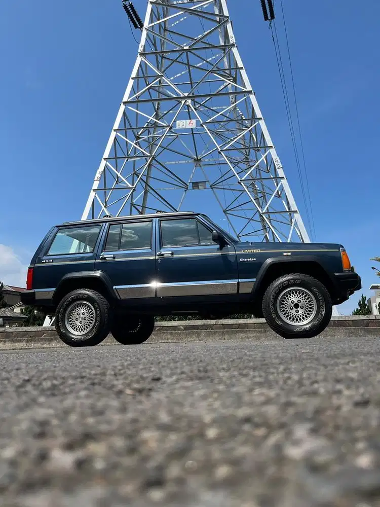 Cherokee XJ Limited 4.0 A/T Tahun 1997
