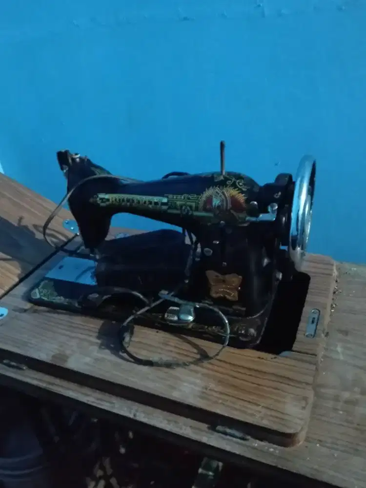 Dijual mesin jahit butterfly+meja jahitnya & sudah berdinamo