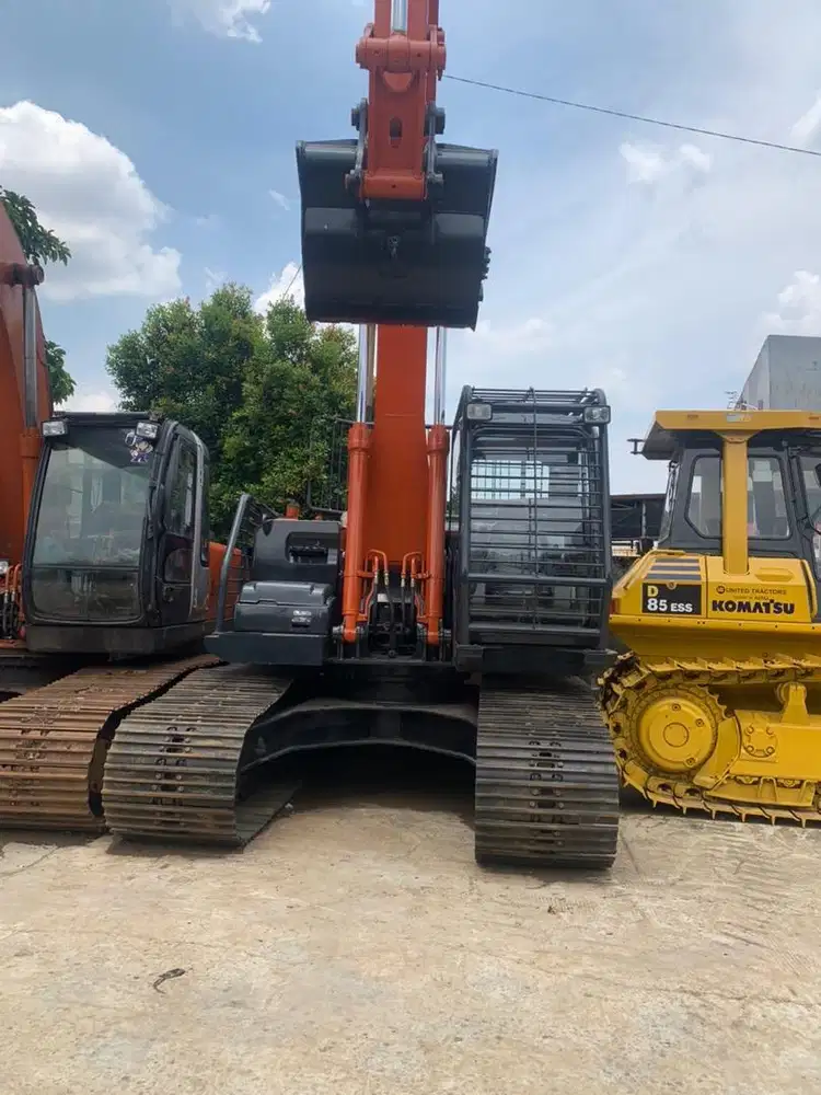 Excavator hitachi zx210F tahun 2023