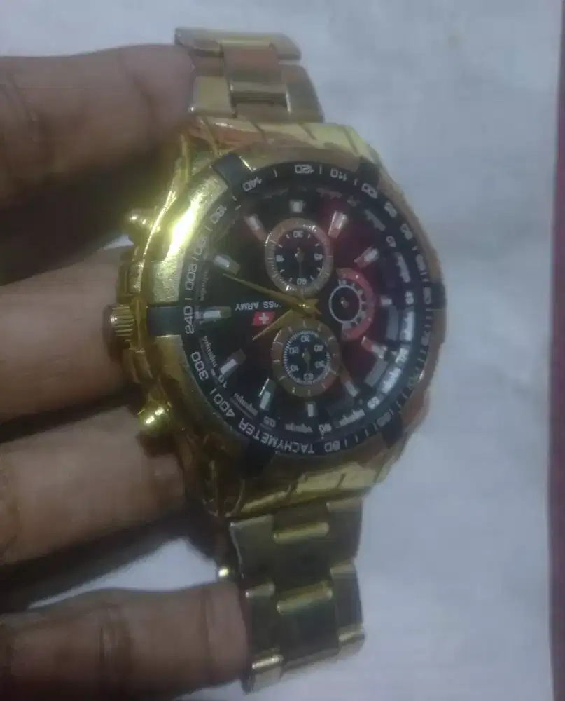 Jam tangan warna gold baik