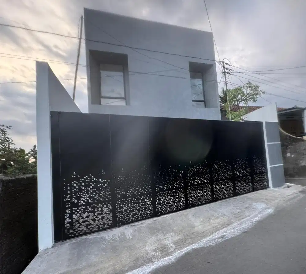 Dijual Rumah Mewah 2 Lantai Bangunan Baru Semi Furnished