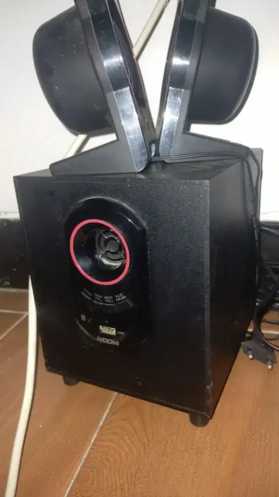 Speaker ivoomi  warna hitam merah
