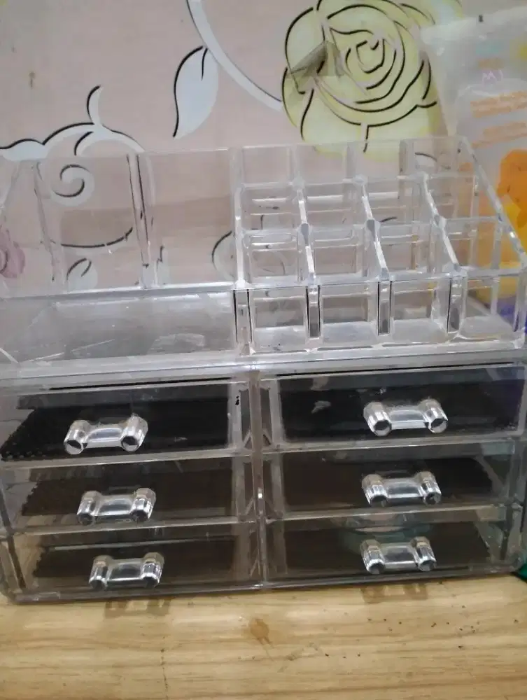Tempat make-up perhiasan