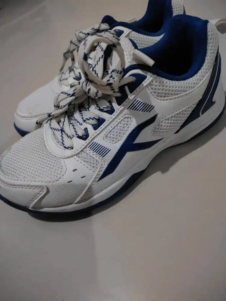 Sepatu badminton hundred no 33