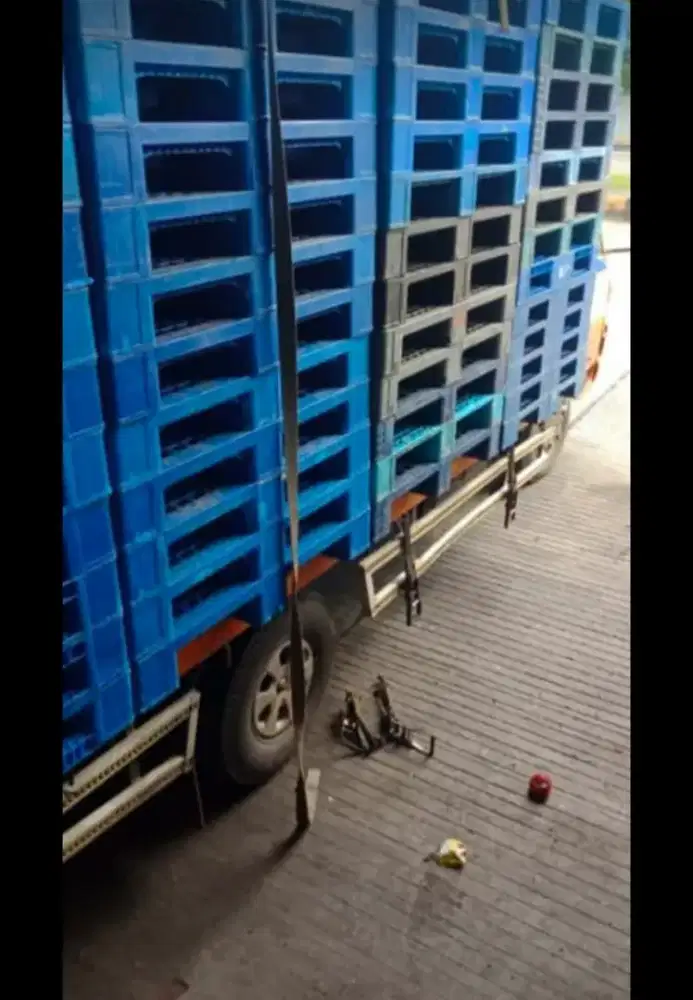 Pallet plastik bekas dan baru