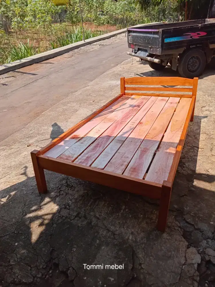 Tempat tidur 90x200